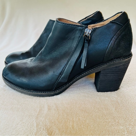 HÄLSA RYLEE EMBOSSED BLACK LEATHER ZIPPER ANKLE BOOTIES SIZE 9.5 - Picture 2 of 14